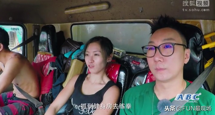 最性感的香港搬运工，扛180斤重物，月薪1万8，租5平米房