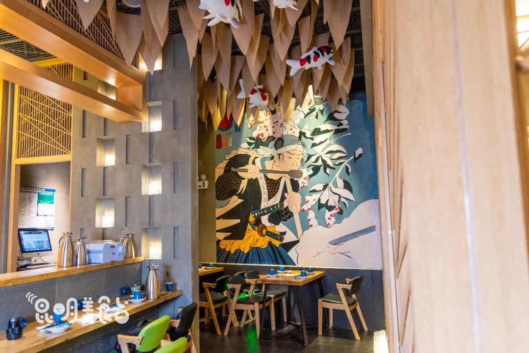 在昆明，第一次见200斤的大鱼，蘸着芥末生吃超爽