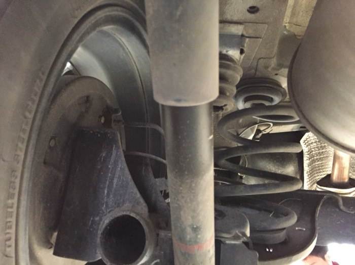 过颠簸路段前避震器异响更换什么,新车减震异响能免费维修吗