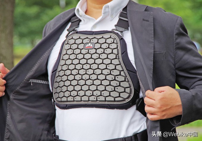 下雨天摩托车必备装备,骑摩托车下雨天必备神器