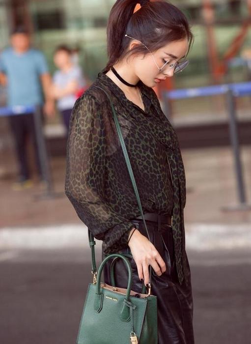 mk杨幂同款包什么价格,杨幂背的mk包包是哪款