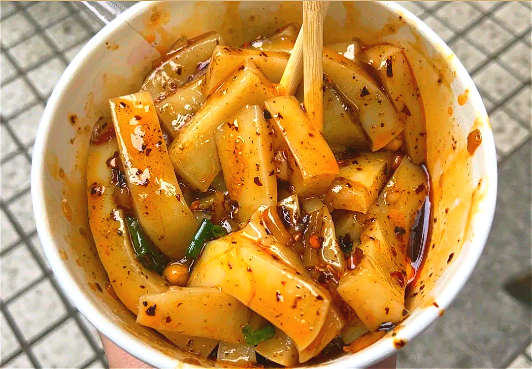 重庆特色路边小吃凉粉,重庆扁担哥挑酸辣粉和豆腐脑