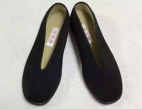 又丑又美的时髦奶奶鞋 (奶奶鞋今年流行什么鞋)