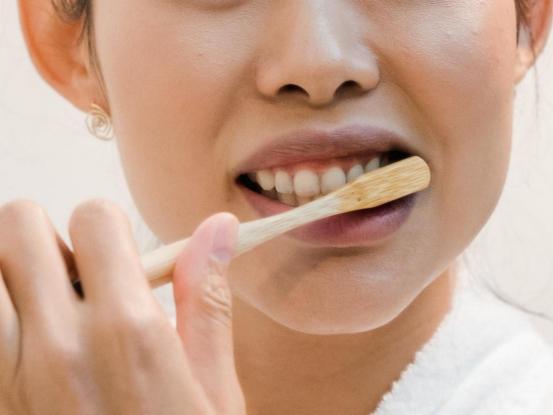 想戴牙套但没钱,家里没钱可我需要配眼镜怎么办