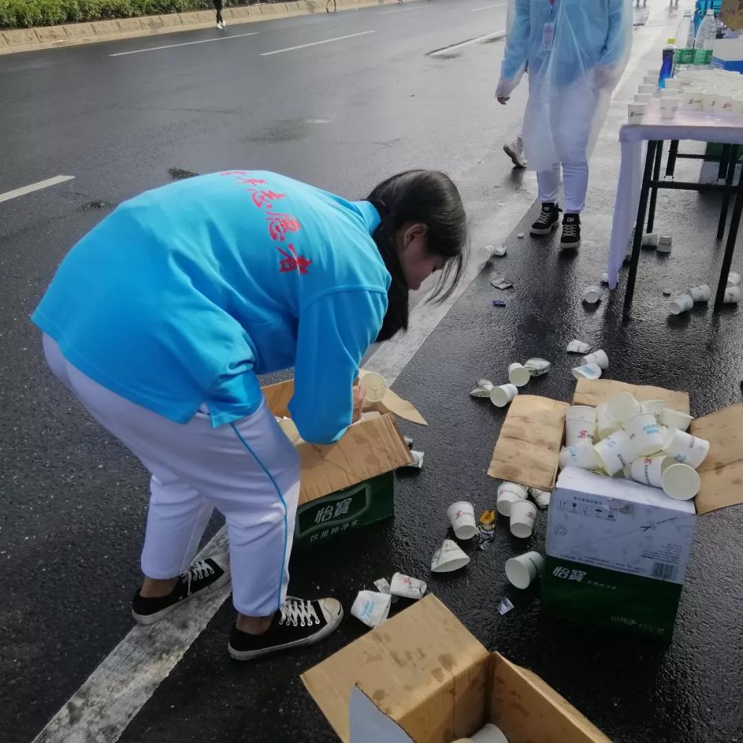 在街头当志愿者,凌晨四点出门当志愿者