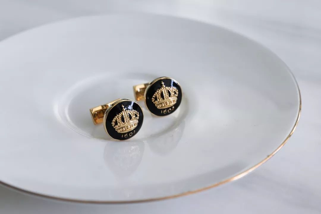 瑞典皇家配饰品牌,几百块戴出万元质感,金色手镯男女戴都好看