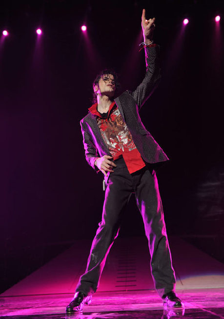 迈克尔杰克逊最具标志性装扮,迈克尔杰克逊奢华服饰