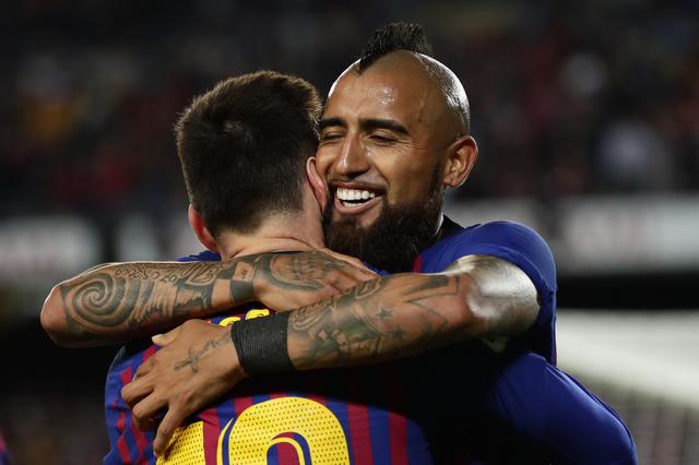 巴萨球员边线摔倒给对方红牌,巴萨球员摔倒完整视频