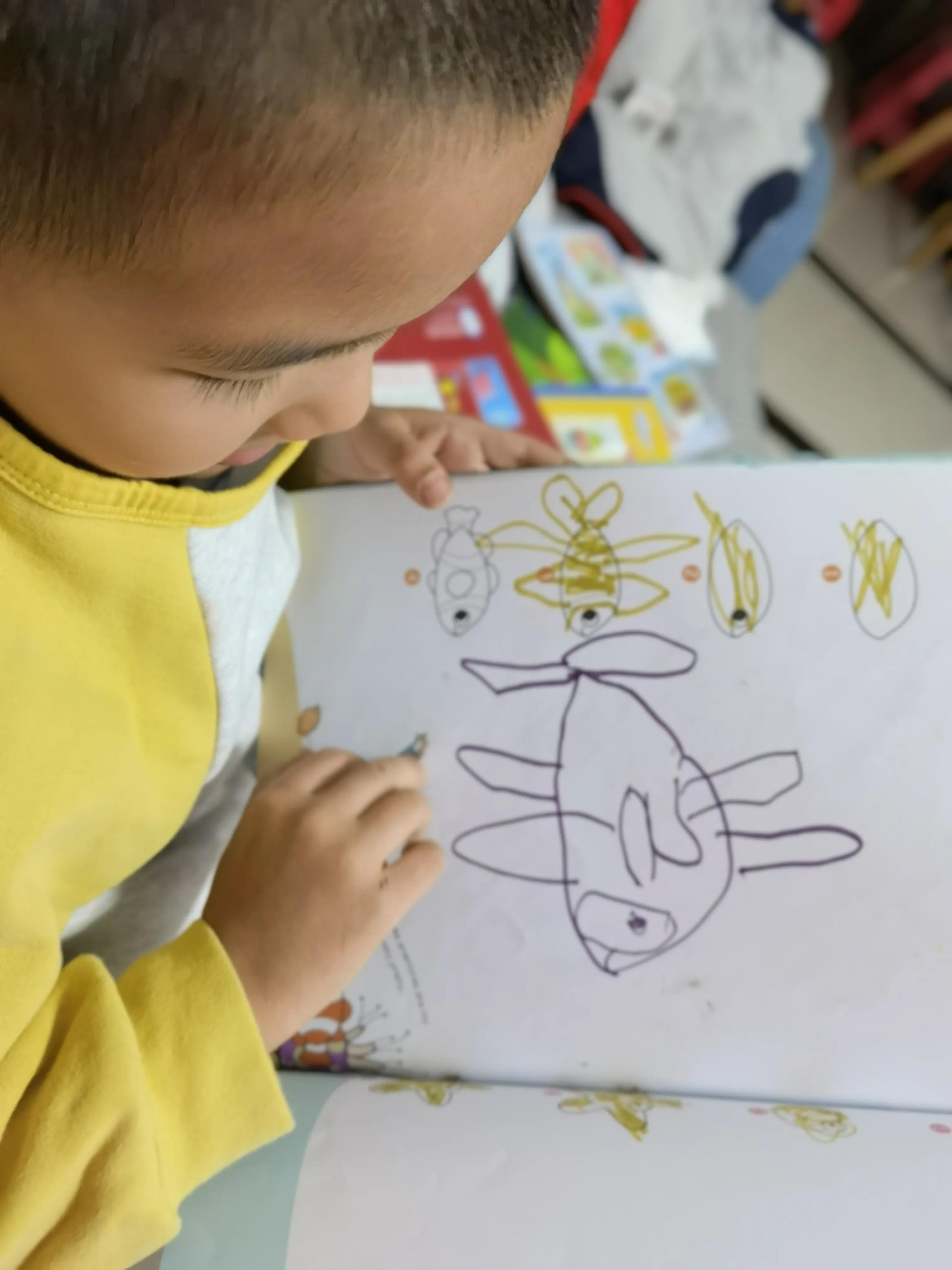 小孩的绘画作品及画具收纳,小孩的绘画作品做成书