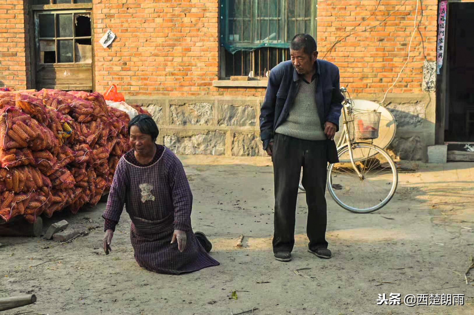 老人双手磨破捉虫想“救”血癌孙被儿子泪拒,跪求老天放过孩子