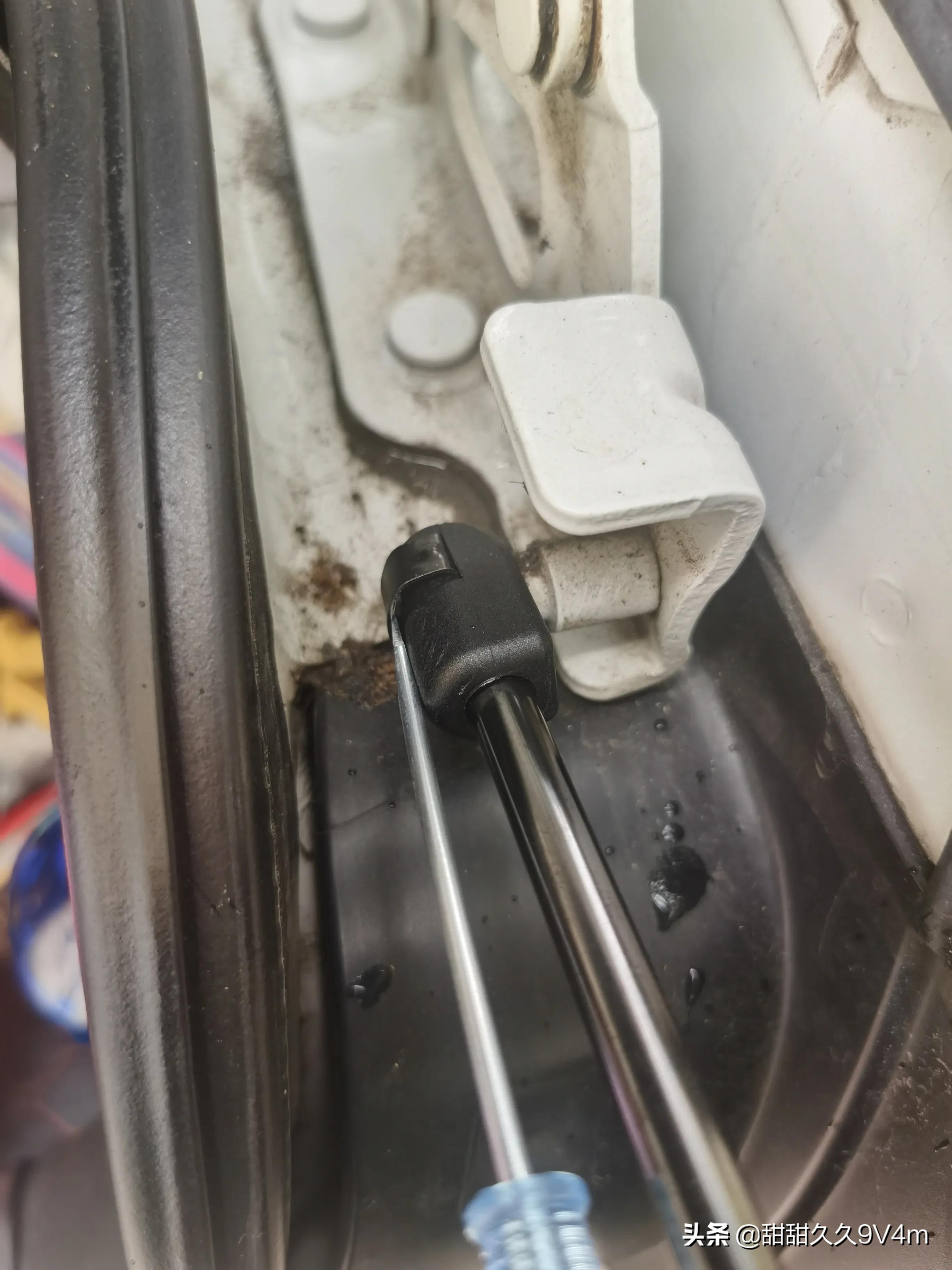 雪铁龙世嘉更换后备箱液压杆教程,雪铁龙世嘉2013三厢后备箱液压杆