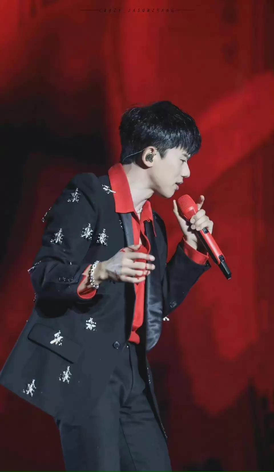 张杰演唱会意外摔伤是什么歌,张杰意外摔伤仍坚持演唱四小时