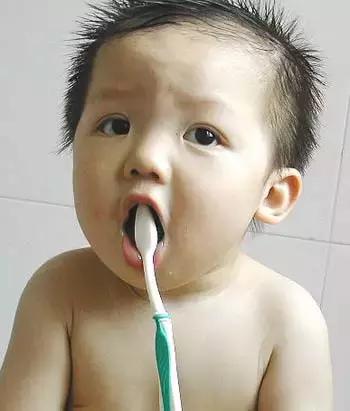 幼儿正确刷牙方法,教你如何给孩子正确刷牙
