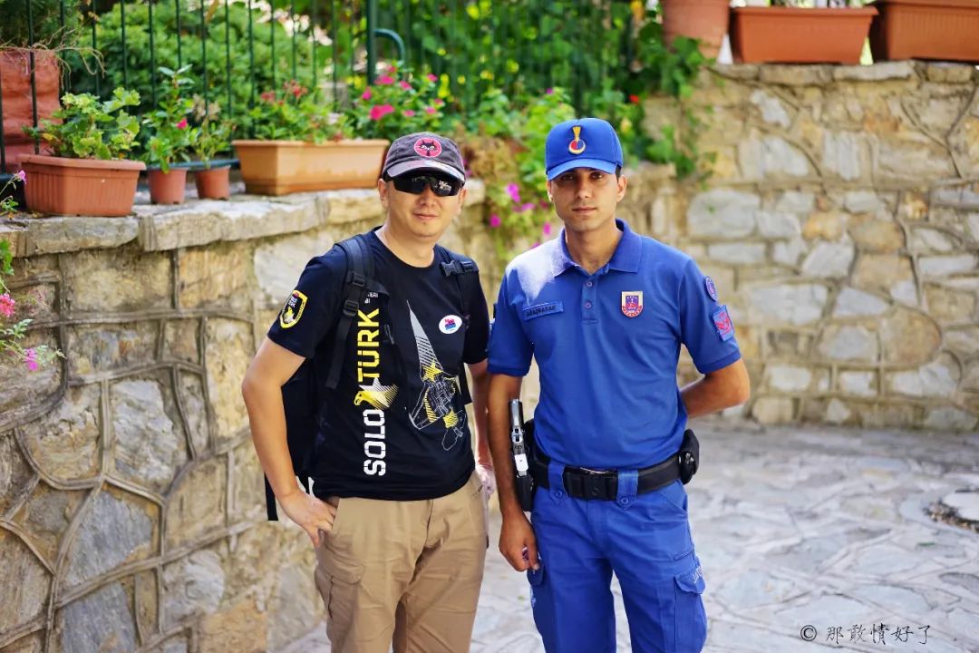 据说塞尔丘克的山坡上的许愿墙很灵验,好多土耳其人来此许愿