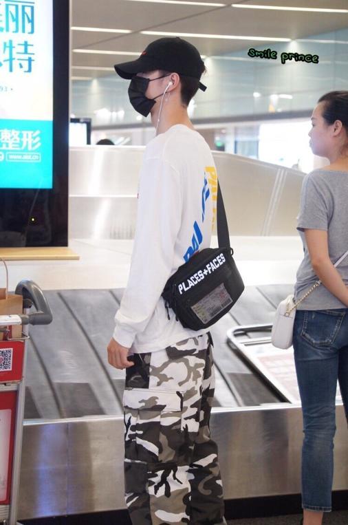 王一博同款包耐克黑色,王一博黑色耐克包细节