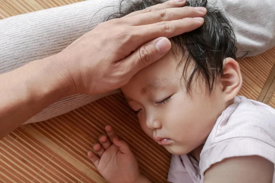 儿童发热出汗要注意什么,宝宝睡觉一直出汗有什么影响