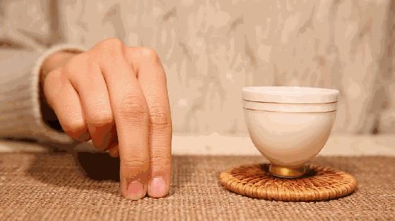 倒茶时对方敲三下桌子是什么意思,涨知识别人给你倒茶为何要敲三下