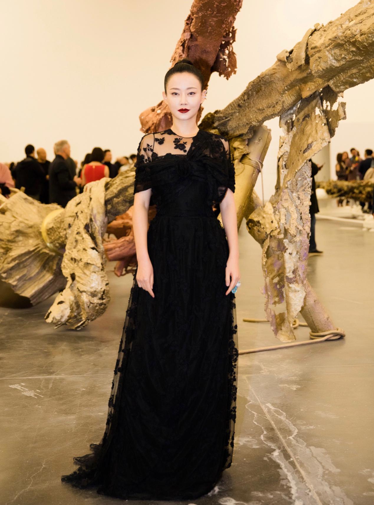 谭卓黑色连衣裙写真,谭卓黑色丝绒抹胸长裙