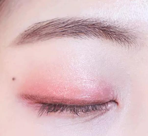 韩系妆容眼妆粉色,韩系桃花妆眼妆教程