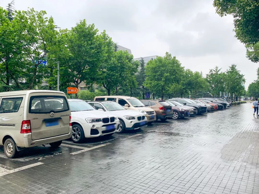 在南京月薪一万的工作,月薪1万5真的养不起车吗