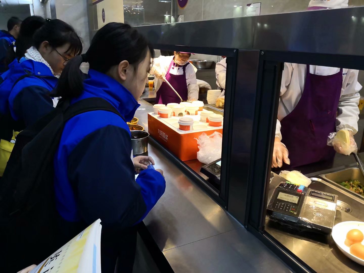 清晨的校园弥漫大雾,清晨的校园