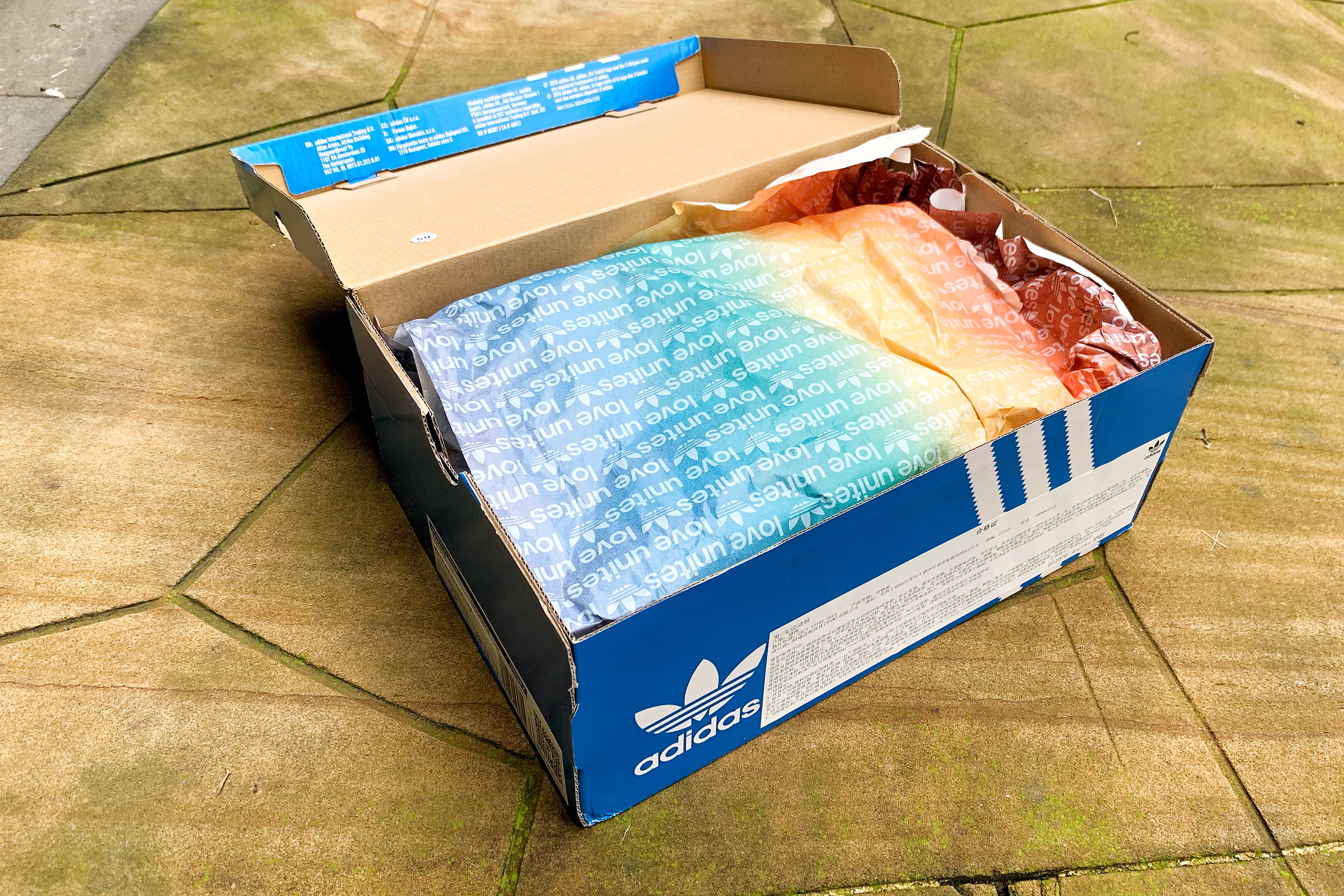 adidas三叶草新款 (三叶草ozweego缺点)