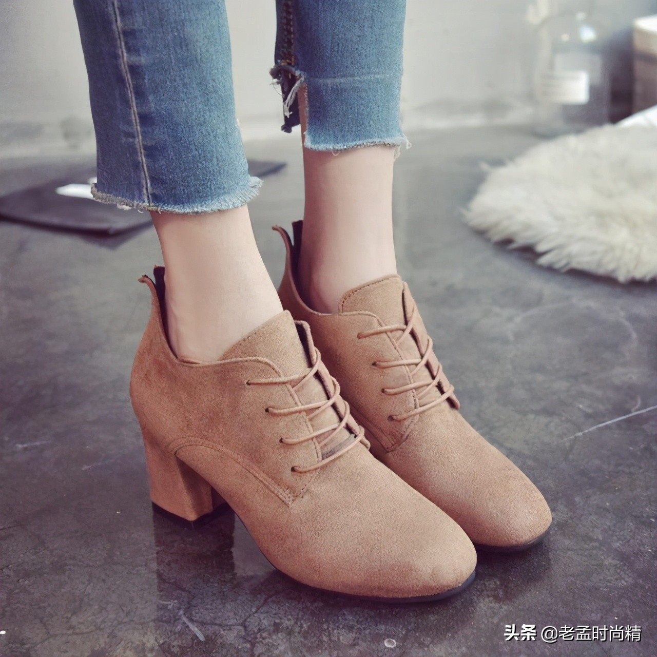 今年最流行的短靴子怎么搭配,今年流行爆款短靴细跟