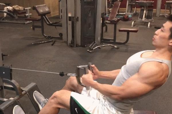 如何更有效的训练背部肌肉,背部训练动作以及练的位置讲解