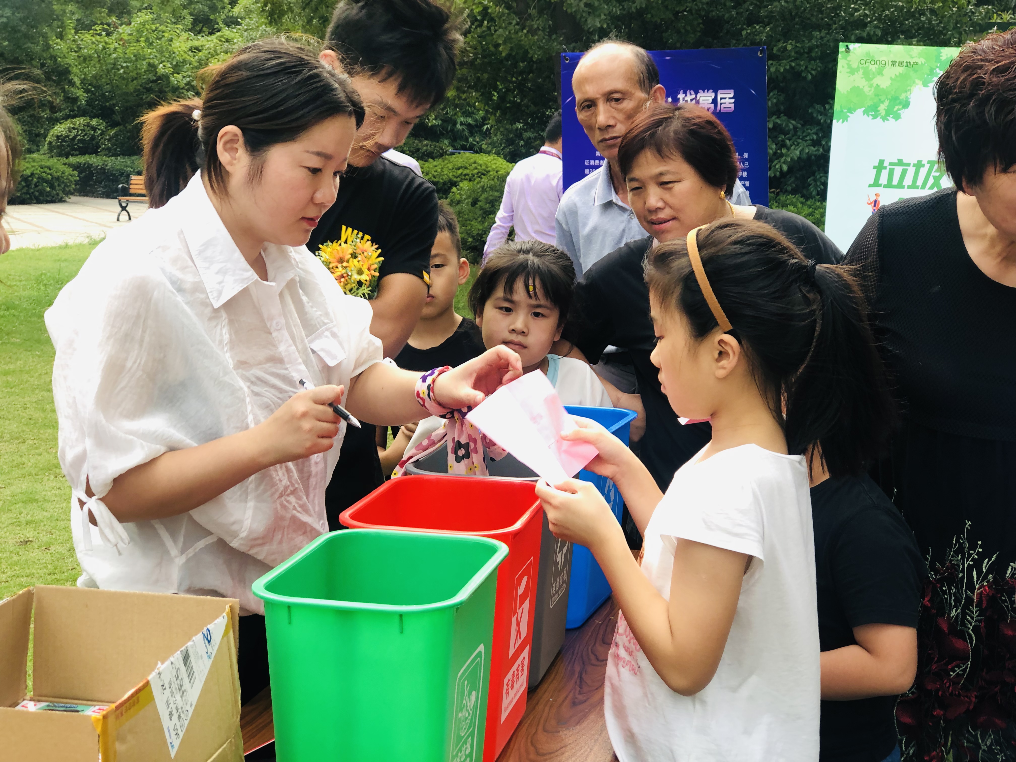 垃圾分类推动居民走向文明自觉,垃圾分类进社区童心同行助环保