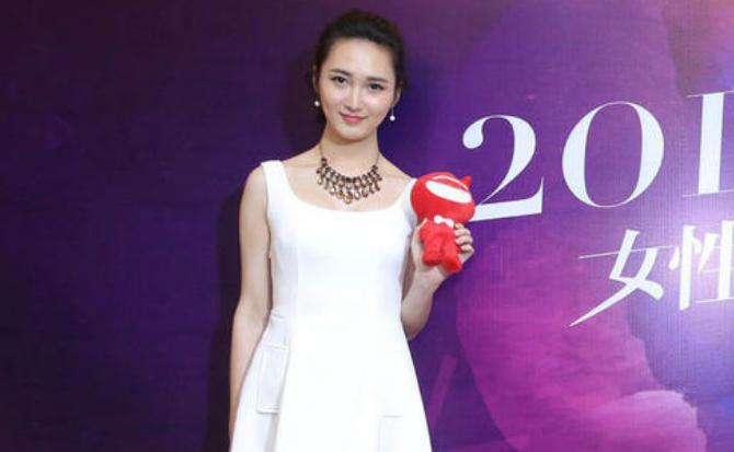 2005年“背母上学”的刘婷，10年后变性成了女人，现在怎样了？