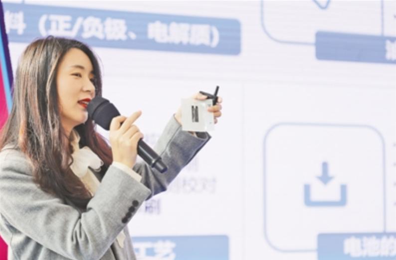 黑科技集中秀第六场：柔性电池“可转弯”全向叉车“能耐大”