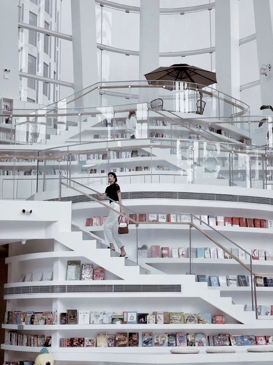 如何拯救活在美颜相机里的人,生活在美颜相机下的女人