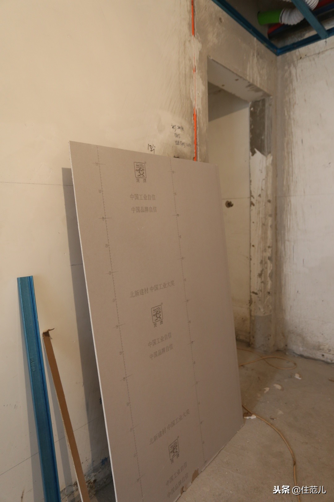 砌墙居然用牛皮纸,这是什么骚操作?