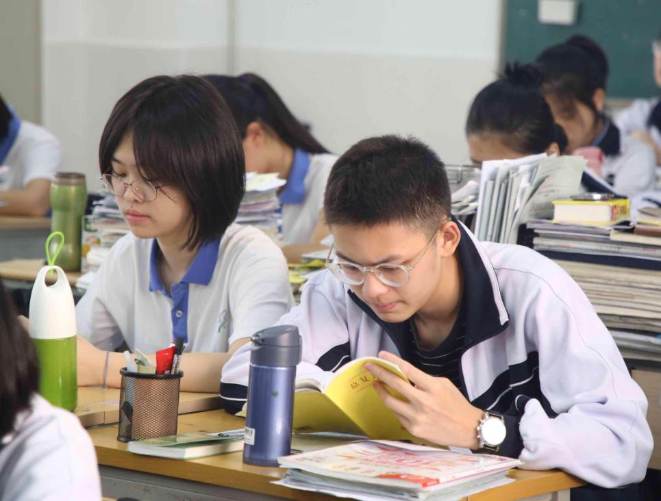 女儿高考450分家长摆40桌酒席庆功,女儿估分579不知道会怎么样