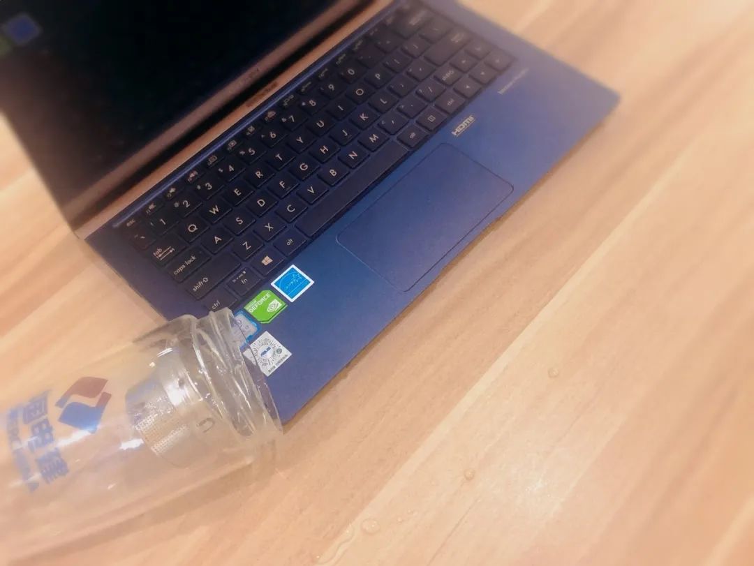 笔记本不小心进水黑屏了,笔记本不小心进水了会坏吗