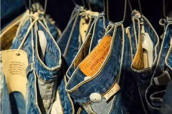 牛仔裤每次洗都严重掉色怎么处理,牛仔裤洗完发黑怎么回事