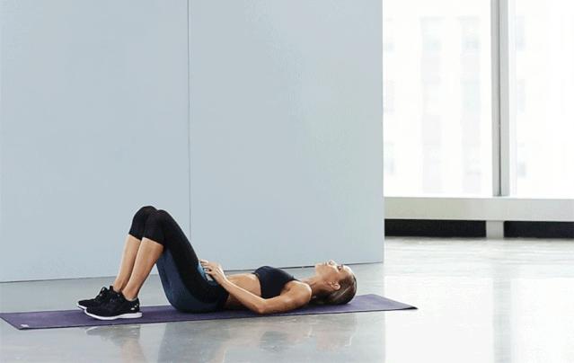 有种身材叫不用看脸,有了蜜桃臀和马甲线,走到哪里都是焦点