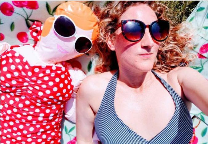 英国女子与漏气的*气娃充**娃，寸步不离做伴，称：第一眼就吸引了我