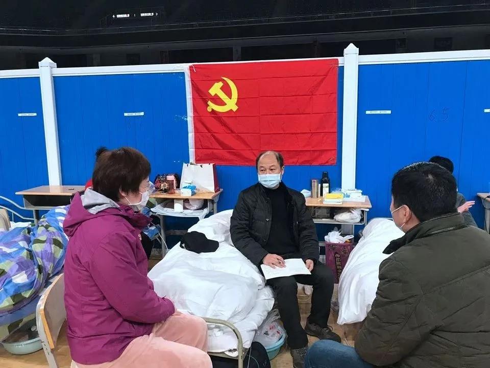 方舱医院医护防护服,医务人员掀开疫情期间防毒面具