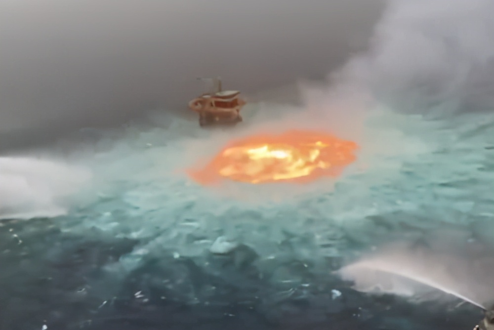 海面燃起火焰,海面火光冲天