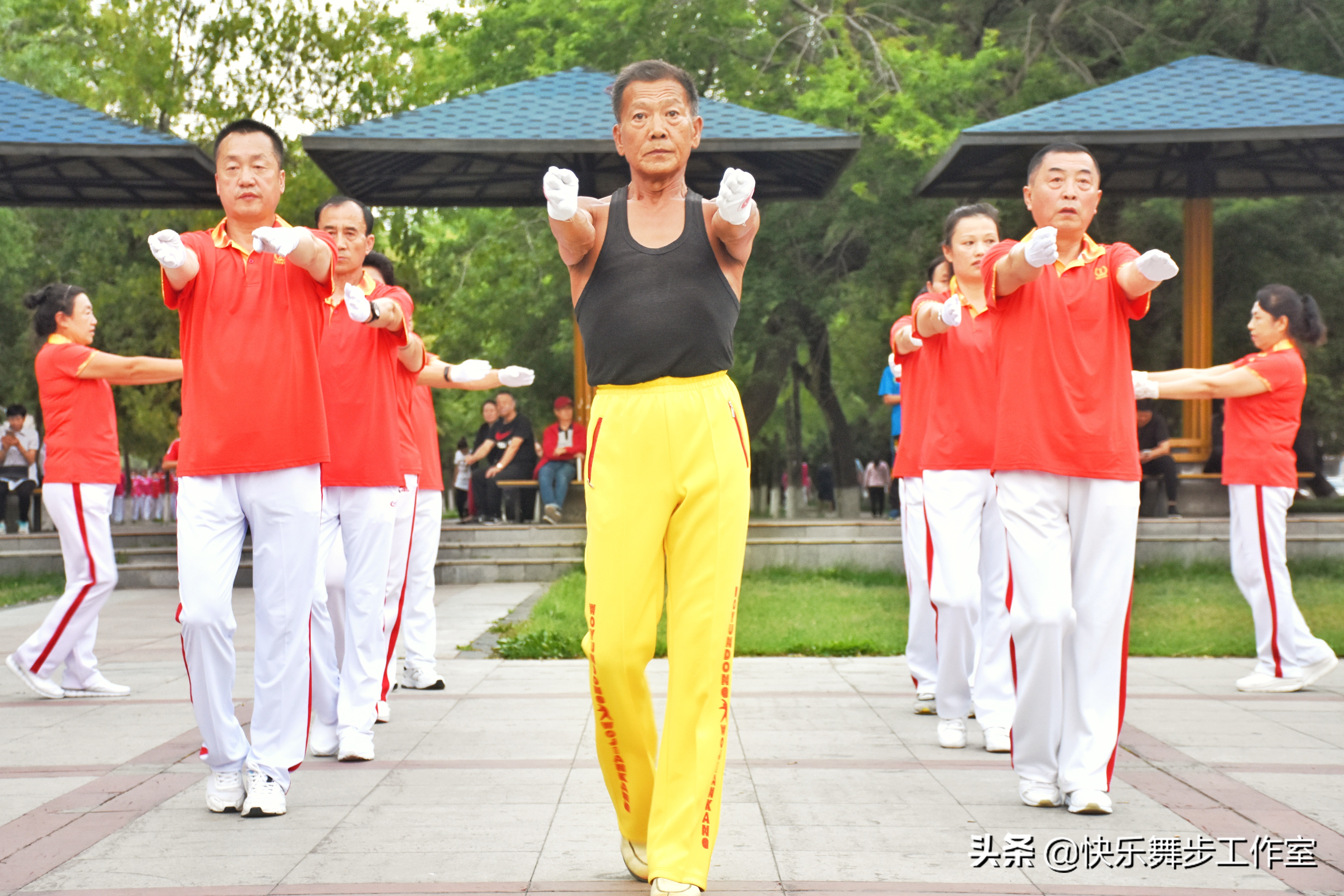 中老年快乐健身舞步,佳木斯中老年人健身操绿旋风