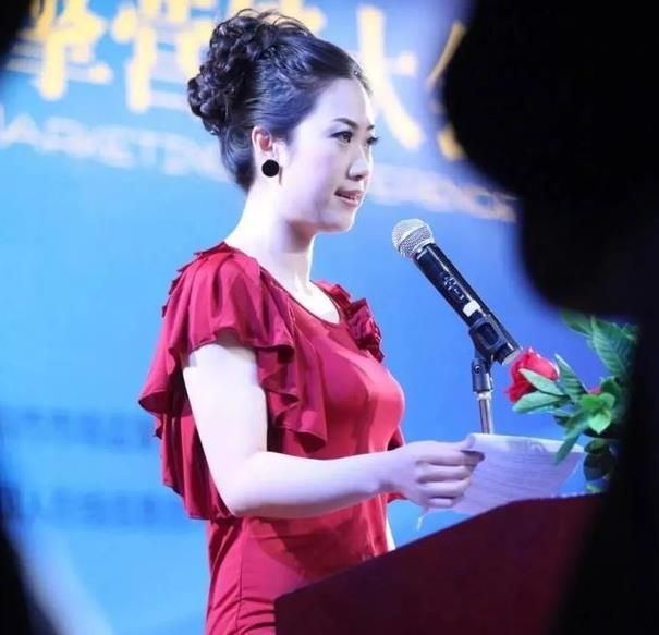 网红鼻祖芙蓉姐姐近况，衣着低调现身农家院，脚上的鞋子成了焦点