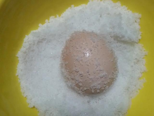 现在腌咸鸭蛋最合适，3步搞定，半个月就能吃，个个金黄起沙流油