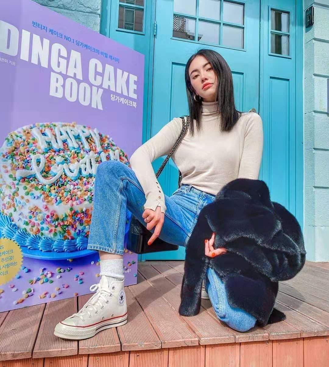 她不愧是泰国最年轻影后，穿衣品味一绝，老气外套都能穿出少女感