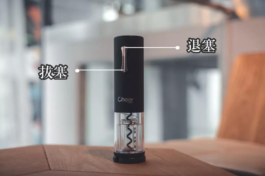 开红酒神器毫不费力的就开动了,有没有不用开瓶机打开红酒的方法