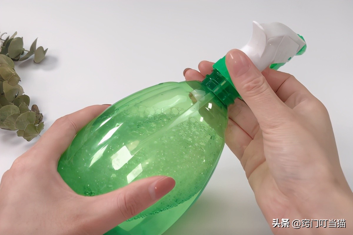 去除浴室玻璃上的水垢的最佳方法,浴室玻璃水垢怎么去除小窍门