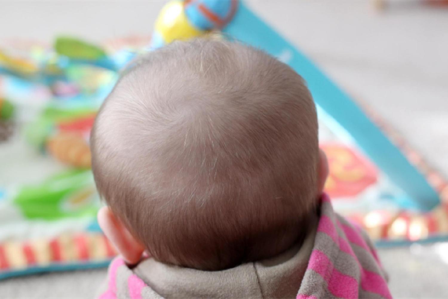 新生儿没剃胎发之前头发发黄,婴儿剃掉胎发后新长的头发有点黄