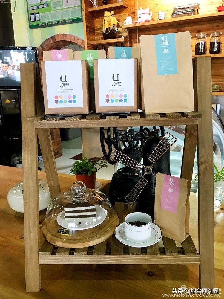 喜欢咖啡，因为那种独特的色香味。色泽凝重，透着忧郁和冷寂