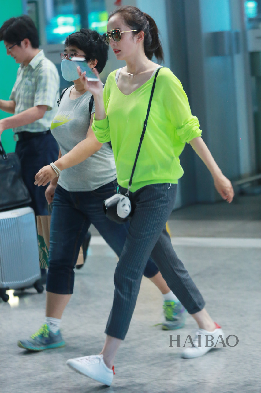 杨幂最新机场照马丁靴,杨幂同款闪电帆布鞋