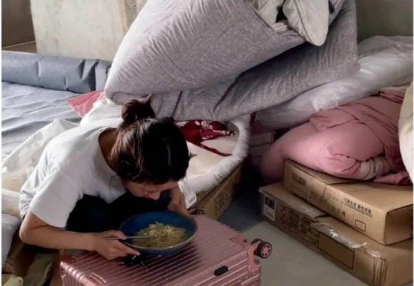 95后女孩，打工10年，首付28万买毛坯房，却被骂上热搜，为啥？